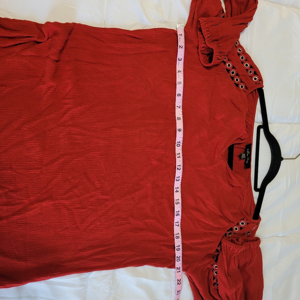 Melissa Paige Red blouse. SIlver circle design on shoulders - Picture 6 of 10